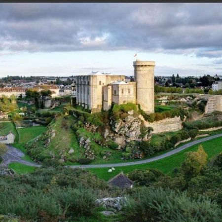 Appartamento La Maison Des Remparts Falaise  Esterno foto