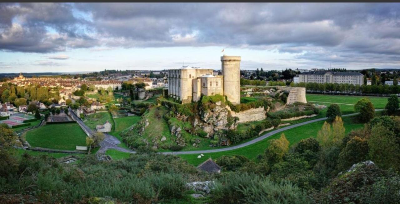 Appartamento La Maison Des Remparts Falaise  Esterno foto